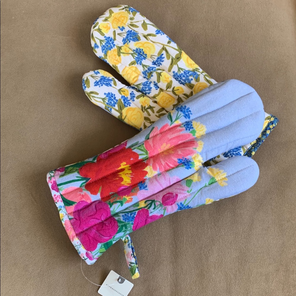 NWT Anthropologie oven mitts (2)